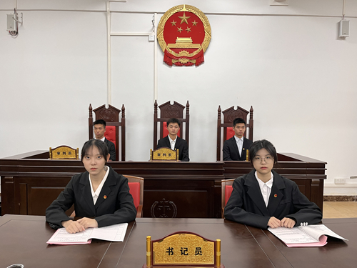 辩论赛现场评委.jpg