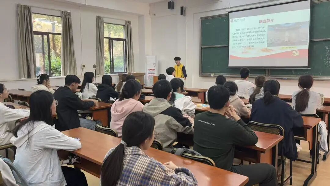一群人在餐厅里AI 生成的内容可能不正确。 一群人在餐厅里AI 生成的内容可能不正确。