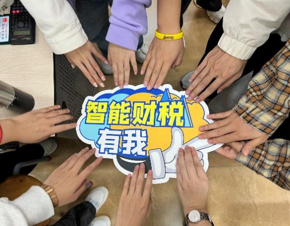 一群人在桌子前切蛋糕低可信度描述已自动生成