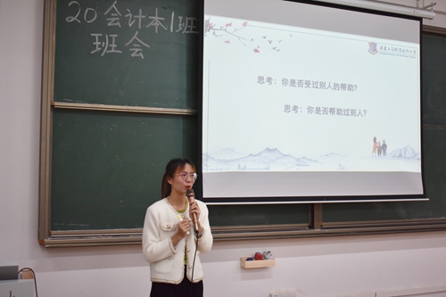 图为主持人张锦媚.jpg 图为主持人张锦媚.jpg