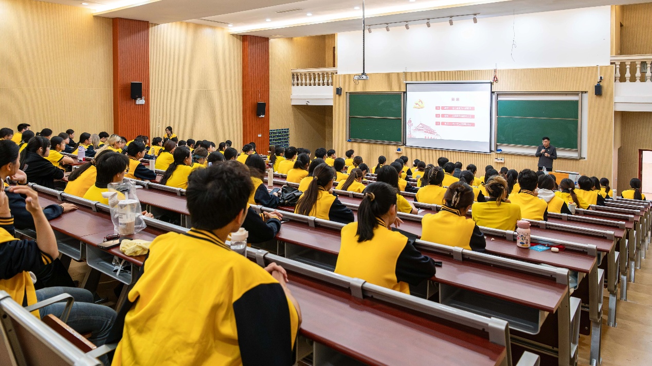 图片包含 室内, 桌子, 人, 食物AI 生成的内容可能不正确。 图片包含 室内, 桌子, 人, 食物AI 生成的内容可能不正确。