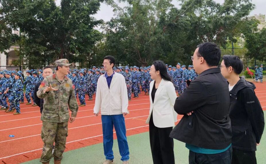 一群穿制服的人AI 生成的内容可能不正确。 一群穿制服的人AI 生成的内容可能不正确。