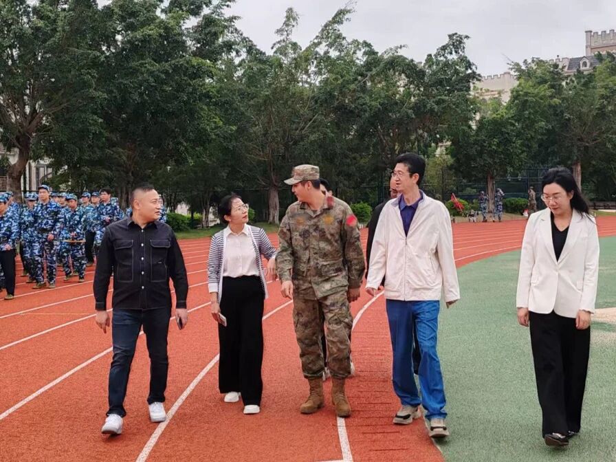 一群人站在草地上AI 生成的内容可能不正确。 一群人站在草地上AI 生成的内容可能不正确。