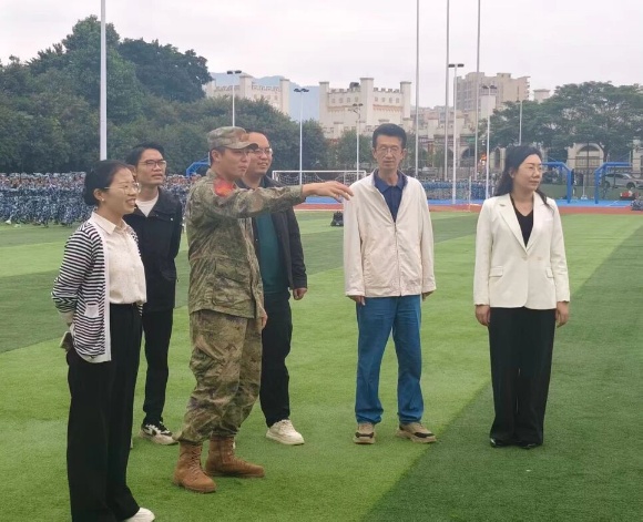 一群人站在草地上AI 生成的内容可能不正确。 一群人站在草地上AI 生成的内容可能不正确。