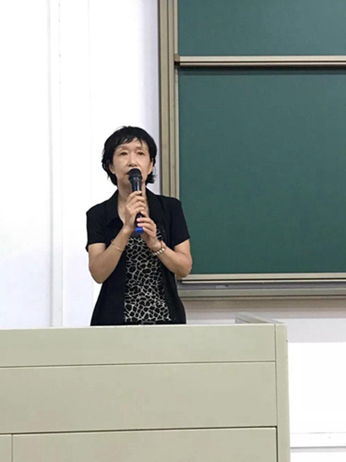 纪素芝院长讲课.jpg 纪素芝院长讲课.jpg