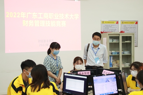 比赛现场 (7)院长巡查.jpg