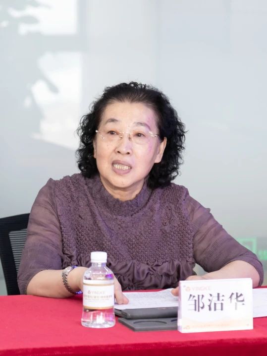 女人坐在桌子前描述已自动生成