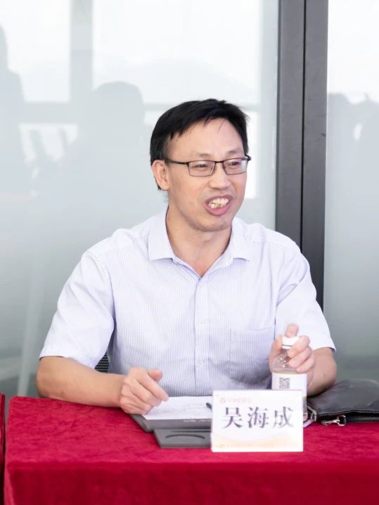 电脑前的人中度可信度描述已自动生成