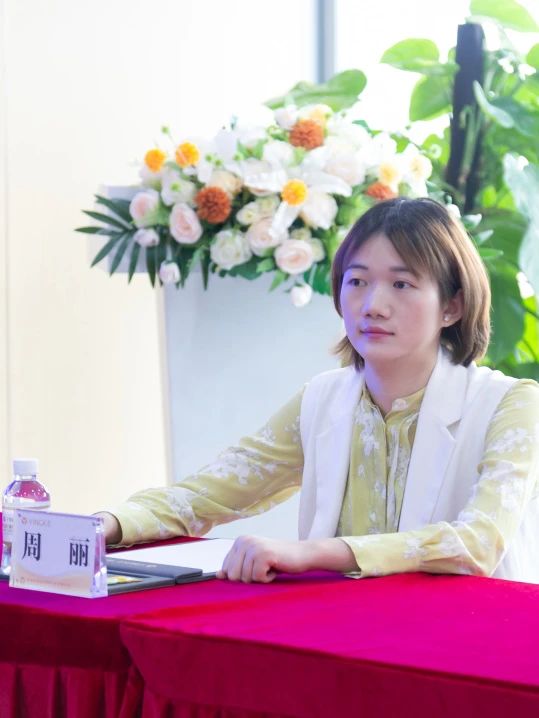 图片包含 人, 桌子, 室内, 窗户描述已自动生成