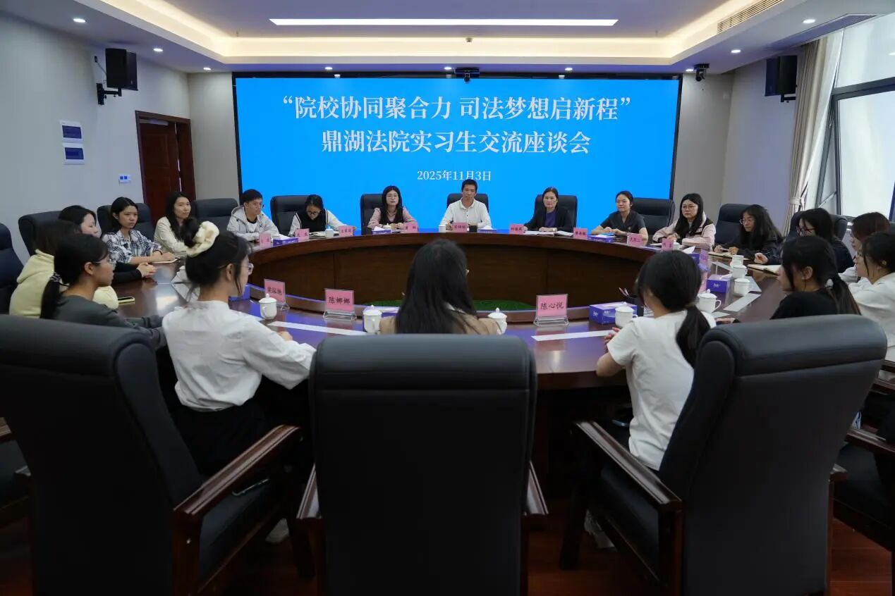 人们在看台上的人在房间里AI 生成的内容可能不正确。 人们在看台上的人在房间里AI 生成的内容可能不正确。
