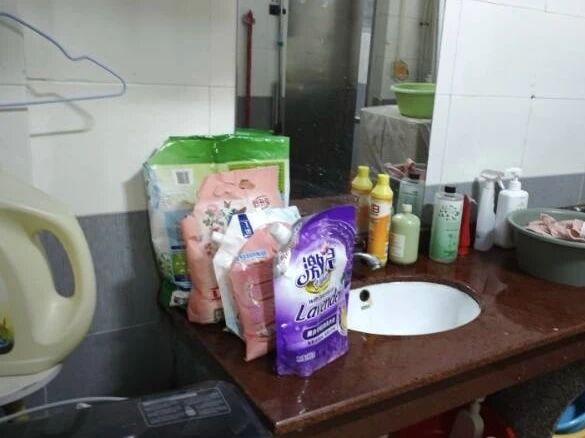 凌乱的桌子上放着食物和饮料AI 生成的内容可能不正确。 凌乱的桌子上放着食物和饮料AI 生成的内容可能不正确。